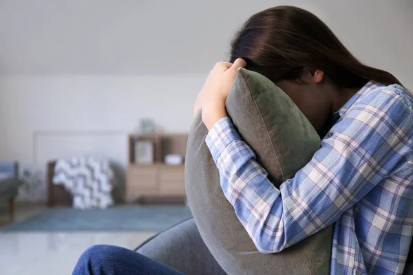 Depressive Junge Frau Hause — Stockfoto