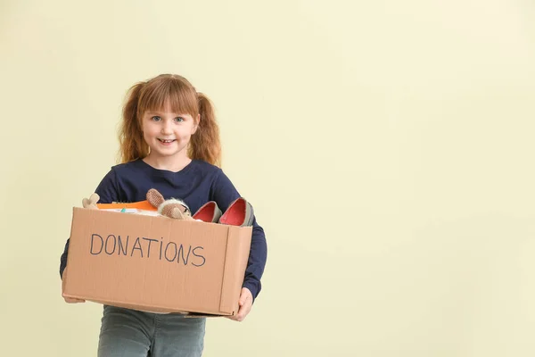 Bambina Con Donazioni Sfondo Colori — Foto Stock