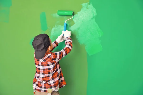 Pequeño Niño Afroamericano Pintando Pared Habitación — Foto de Stock