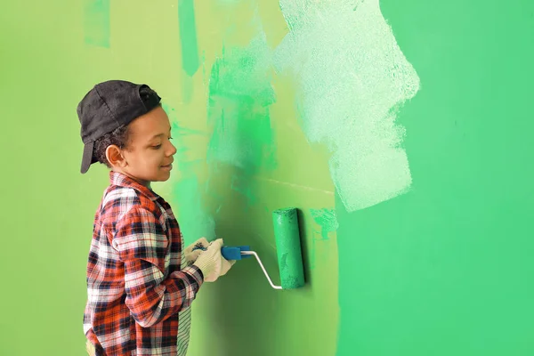 Маленький Афроамериканец Рисует Стену Комнате — стоковое фото