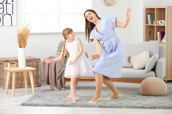 Feliz Madre Pequeña Hija Bailando Casa — Foto de Stock