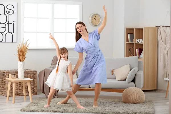 Mãe Feliz Sua Filhinha Dançando Casa — Fotografia de Stock