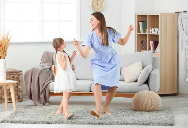 幸せな母親と彼女の小さな娘ダンスで自宅 — ストック写真