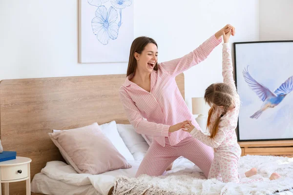 Morgen Der Glücklichen Mutter Und Ihrer Kleinen Tochter Die Schlafzimmer — Stockfoto
