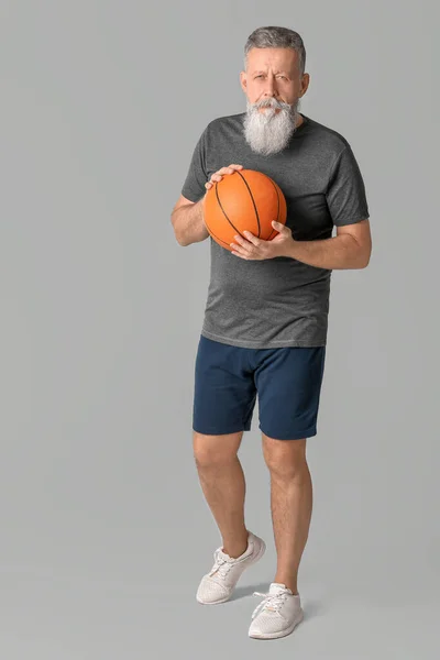 Спортивный Пожилой Баскетболист Сером Фоне — стоковое фото