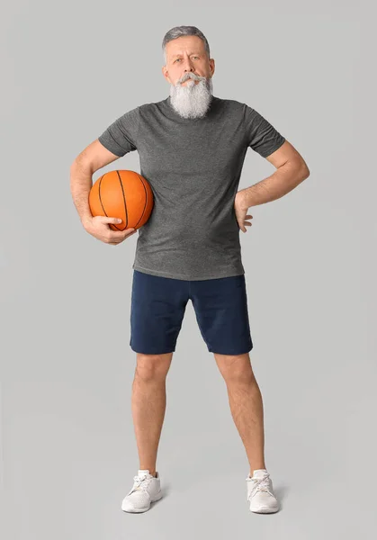 身材矮小的老年篮球运动员 背景灰暗 — 图库照片