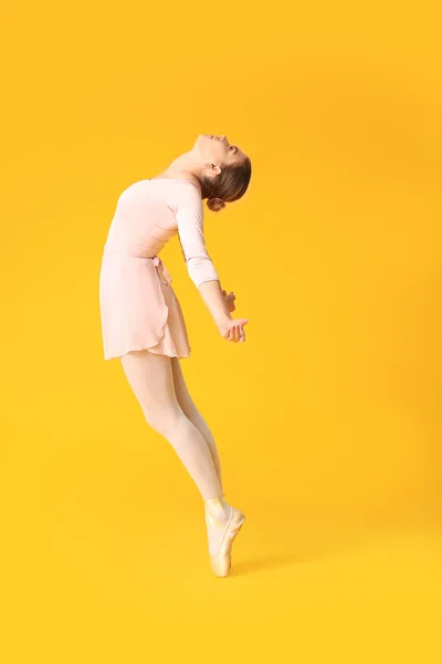 Красивая Молодая Балерина Цветном Фоне — стоковое фото