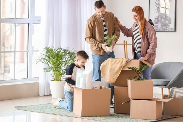 Familia Desempacando Cajas Móviles Nueva Casa —  Fotos de Stock