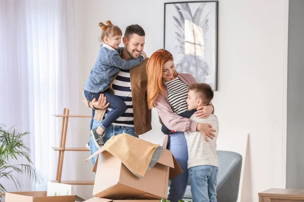 Família Desempacotar Caixas Móveis Sua Nova Casa — Fotografia de Stock