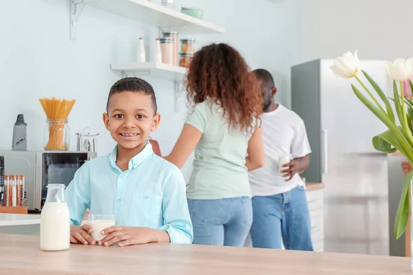 非洲裔美国男孩在厨房喝牛奶 — 图库照片