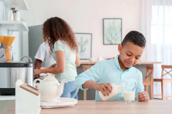 非洲裔美国男孩在厨房喝牛奶 — 图库照片