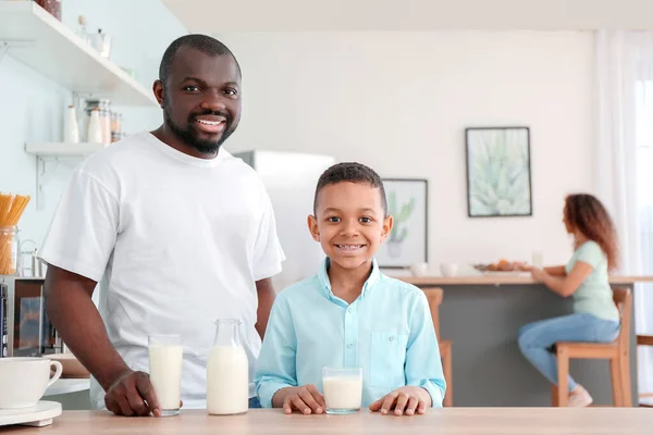 Niño Afroamericano Padre Bebiendo Leche Cocina — Foto de Stock