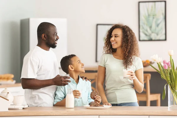 非洲裔美国人家庭在厨房喝牛奶 — 图库照片