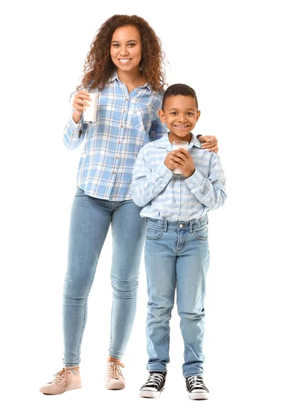 Afroamerikansk Pojke Och Hans Mor Med Mjölk Vit Bakgrund — Stockfoto