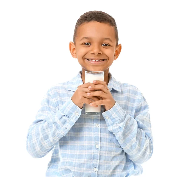 白い背景にミルクを持つアフリカ系アメリカ人の少年 — ストック写真
