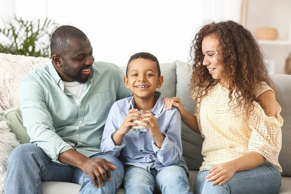 Afro Amerikaanse Familie Drinken Melk Thuis — Stockfoto