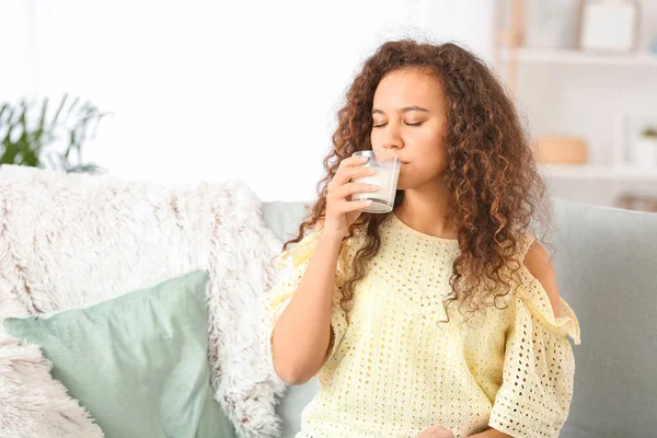 Mujer Afroamericana Bebiendo Leche Casa — Foto de Stock