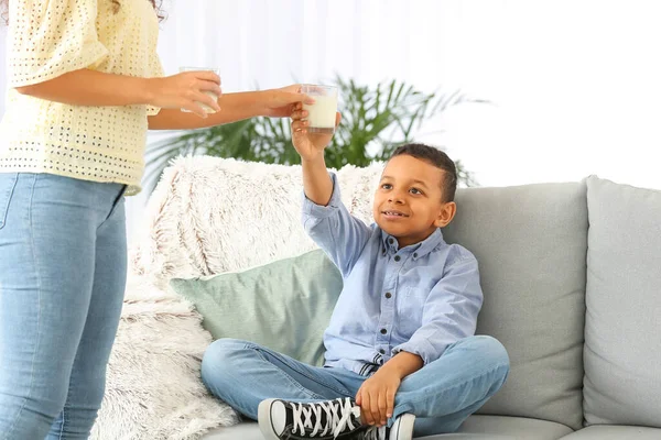 African American Woman Her Son Drinking Milk Home — Stock Photo, Image