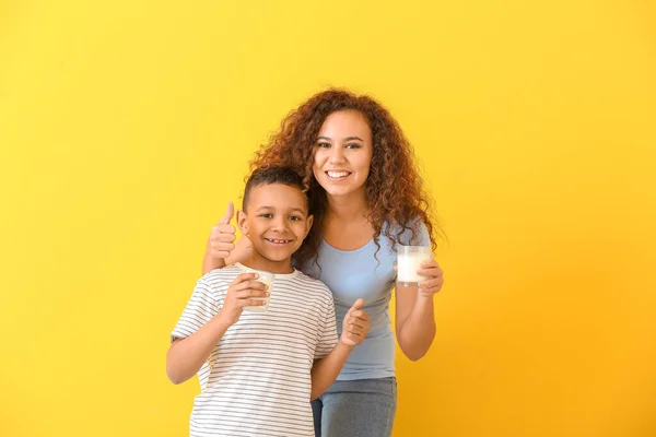 African American Woman Her Son Milk Color Background — Stock Photo, Image