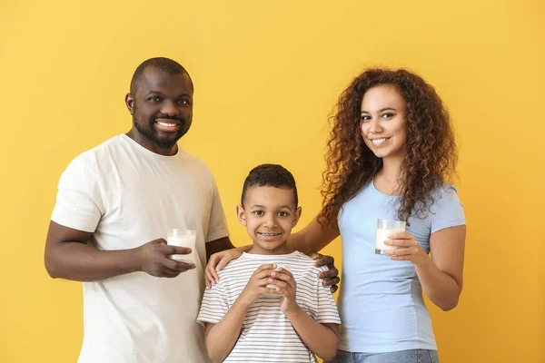 African American Family Milk Color Background — Stock Photo, Image