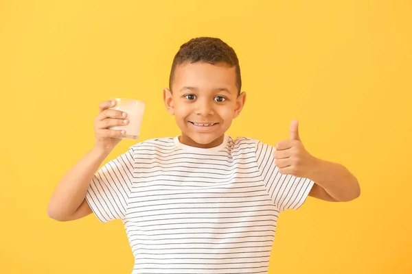 Ragazzo Afro Americano Con Latte Mostrando Pollice Sfondo Colore — Foto Stock