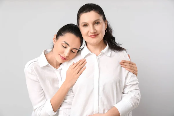 Retrato Hija Adulta Madre Sobre Fondo Gris — Foto de Stock