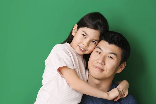 Glad Asiatisk Man Och Hans Lilla Dotter Färg Bakgrund — Stockfoto