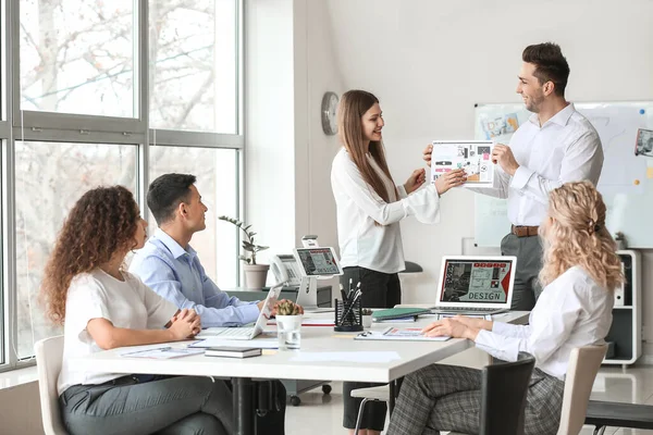 Interior Designers Teaching Young People Office — Stock Photo, Image
