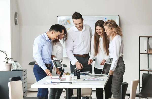 Designer Intérieur Masculin Enseignant Aux Jeunes Bureau — Photo