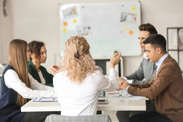 Femme Décoratrice Intérieur Enseignant Aux Jeunes Bureau — Photo