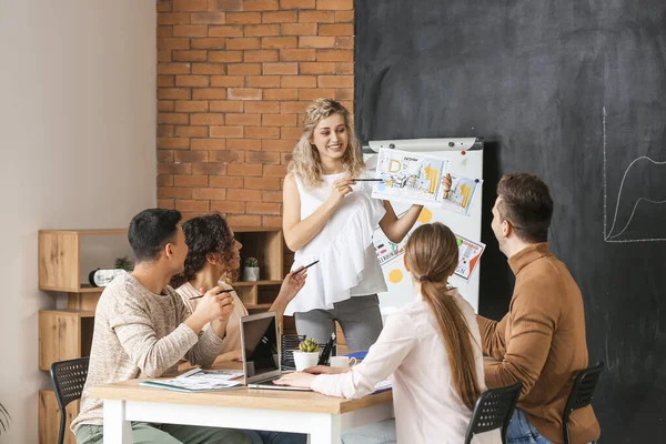 Female Interior Designer Teaching Young People Office — Stock Photo, Image