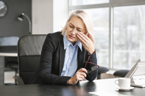 Грустная уволенная зрелая женщина в должности
