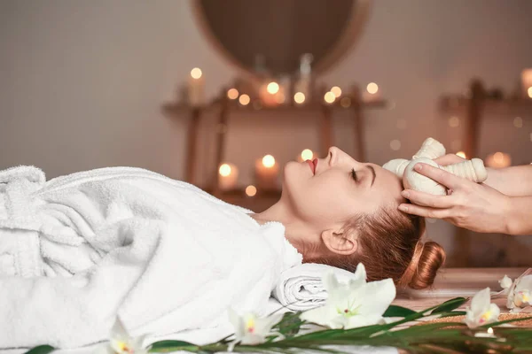 Hermosa Mujer Recibiendo Masaje Salón Spa — Foto de Stock