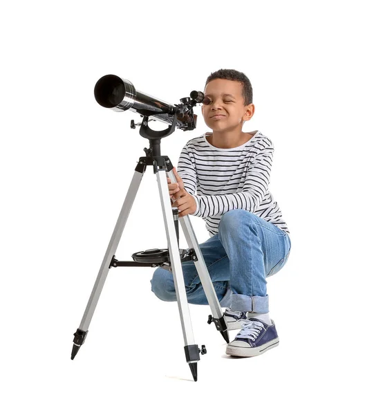 Kis Afro Amerikai Fiú Teleszkóppal Fehér Alapon — Stock Fotó