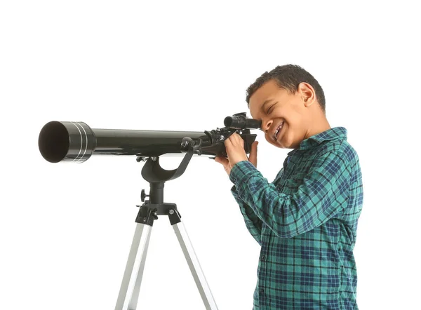 Lilla Afroamerikanska Pojke Med Teleskop Vit Bakgrund — Stockfoto
