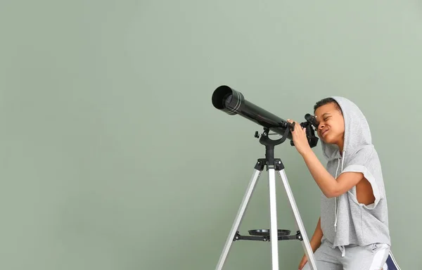 Lilla Afroamerikanska Pojke Med Teleskop Färg Bakgrund — Stockfoto