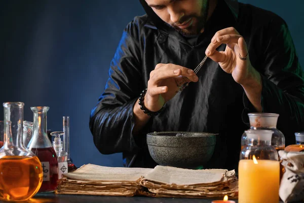 Hombre Alquimista Haciendo Poción Sobre Fondo Oscuro —  Fotos de Stock