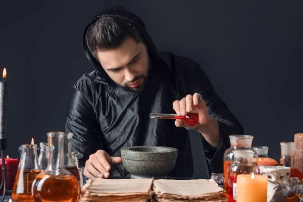 Hombre Alquimista Haciendo Poción Sobre Fondo Oscuro —  Fotos de Stock