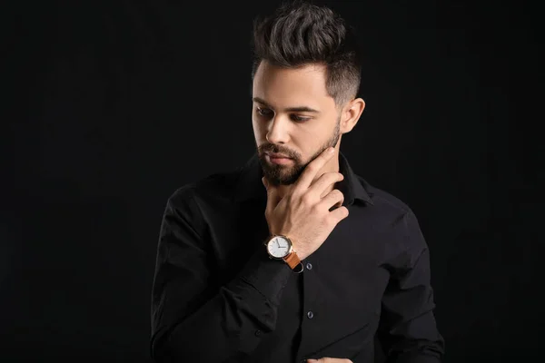 Hombre Guapo Con Cabello Sano Sobre Fondo Oscuro —  Fotos de Stock