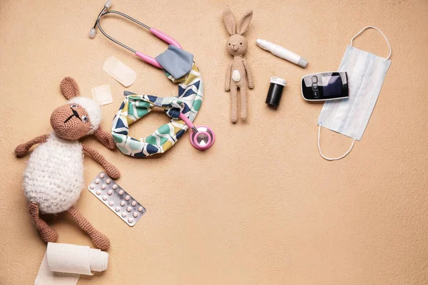 Stethoskop Mit Deckel Spielzeug Und Zubehör Auf Farbigem Hintergrund — Stockfoto