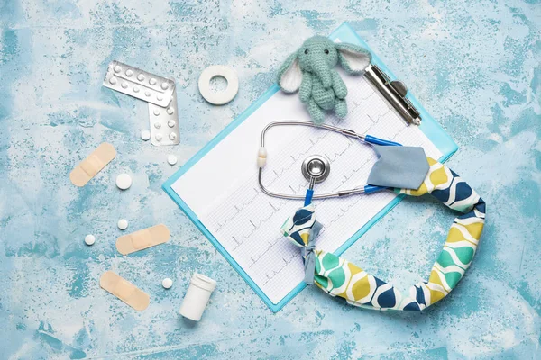 Stethoscoop Met Hoes Speelgoed Cardiogram Benodigdheden Kleur Achtergrond — Stockfoto