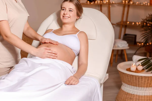 Jong Zwanger Vrouw Het Hebben Van Massage Spa Salon — Stockfoto