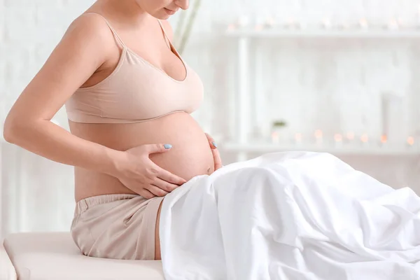 Jonge Zwangere Vrouw Rustend Spa Salon — Stockfoto