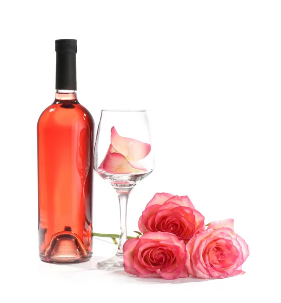 白底玫瑰花的酒杯和酒瓶 — 图库照片