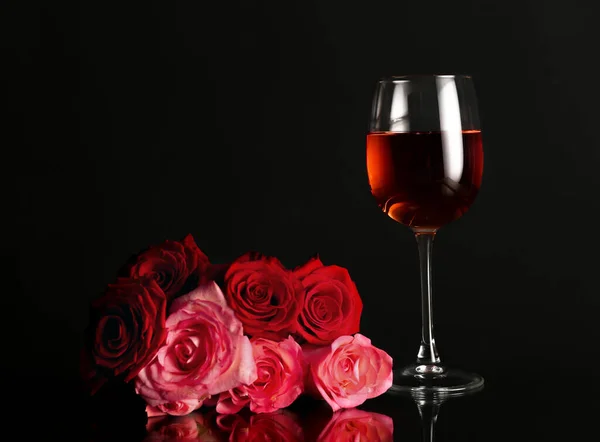 Verre Vin Avec Des Fleurs Roses Sur Fond Sombre — Photo
