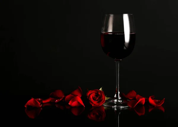 Verre Vin Avec Fleur Rose Sur Fond Sombre — Photo