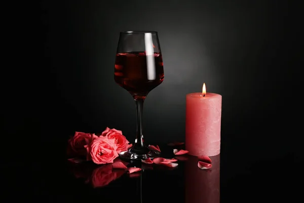 Copa Vino Con Flores Rosa Vela Sobre Fondo Oscuro — Foto de Stock
