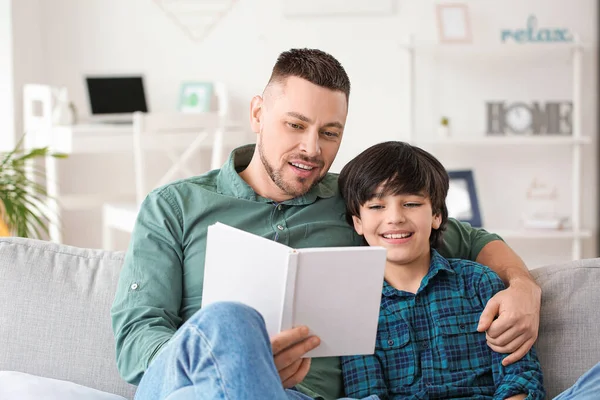 Father Little Son Reading Book Home — Stock Photo, Image