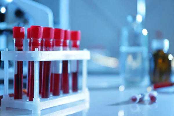 Tubos Ensayo Con Muestras Sangre Mesa Del Laboratorio — Foto de Stock