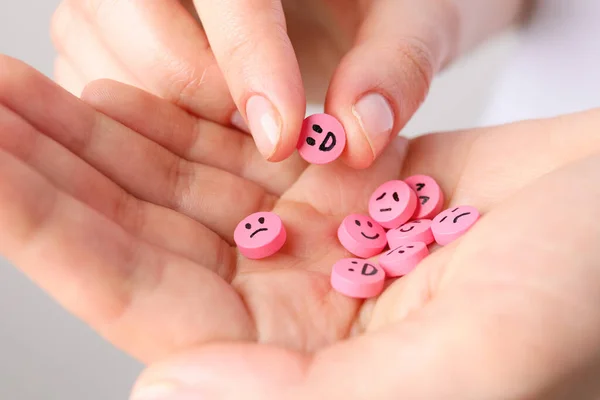 Mujer Sosteniendo Pastillas Con Las Caras Dibujadas Primer Plano —  Fotos de Stock